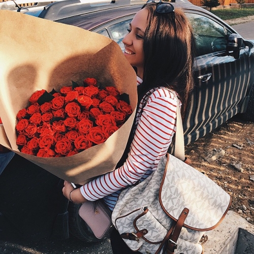 девушка с розами
								