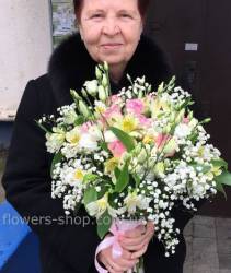 Ніжний мікс з квітів доставлений в Києві