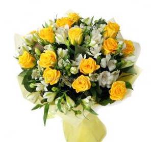 Бело-желтый букет с розами и альстромериями