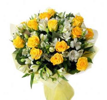 Бело-желтый букет с розами и альстромериями