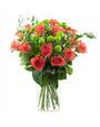Хризантема Филинг Грин, красные розы, зелень рускуса