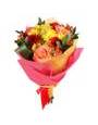 Сборный букет с розами, красными герберами и хризантемой, в упаковке