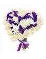 Букет в форме сердца из белых роз и хризантем, фиолетовых цветов