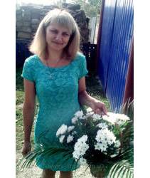 Girl with a basket of daisies Shopping daisies delivered in Sumy