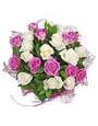 Букет из бело-розовых роз в декоративной сизали