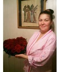 Великолепная композиция из роз в виде сердца и получательница