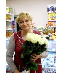 Bouquet of white roses for the recipient in Chuguev