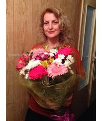 Счастливая получательница пёстрого сборного букетика