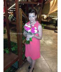 Букет из разноцветных украинских роз в руках у именинницы