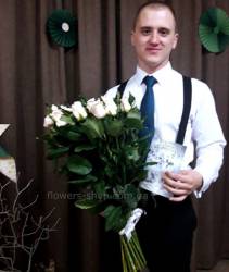 A bouquet of roses for the newlyweds from Donetsk Flowers at the wedding in Donetsk