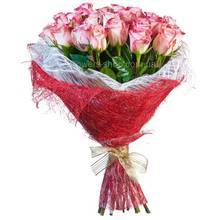 Букет из роз Свитнес упакованных в сизаль двух цветов