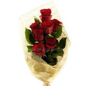 Букет из красных импортных роз упакованных в сетку