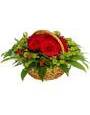 Цветочная корзина из больших красных роз, гиперикума и хризантем