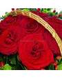 Розы Престиж, хризантемы Филинг Грин, гиперикум в корзине