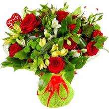 Букет из красных роз, хризантем, фрезий и альстромерий