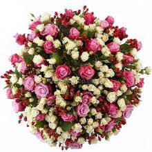 Букет из розовых и белых роз с гиперикумом