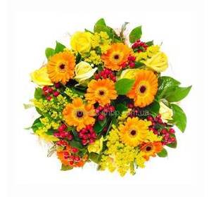 Букет из желтых цветов - гербер, роз, солидаго