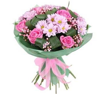 Букет из розовых роз, хризантем и бувардии с зеленью