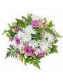 Букет из белых игольчатых хризантем, роз и альстромерий