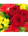 Розы престиж, красные герберы, желтые хризантемы