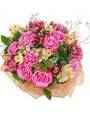 Розовые розы, альстромерии, бордовые орхидеи, флористическая сетка