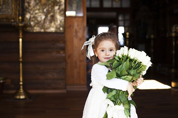 маленькая девочка с белыми розами