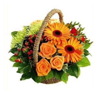 Цветочная корзина из роз, оранжевых гербер, хризантем и гиперикума