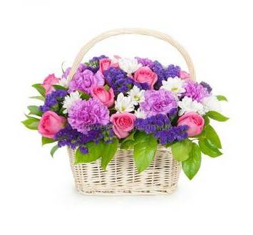 Цветочная корзина с розами, хризантемами, яркими гвоздиками и фиолетовой статицей