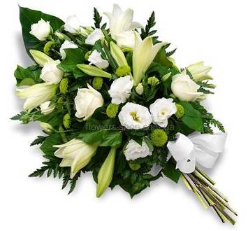 Венок из белых роз, эустом, лилий с декоративной зеленью