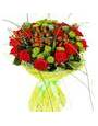 Букет красных роз, хризантем и гиперикума, в зеленой упаковке