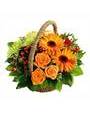 Цветочная корзина из роз, оранжевых гербер, хризантем и гиперикума