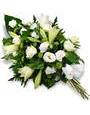Венок из белых роз, эустом, лилий с декоративной зеленью