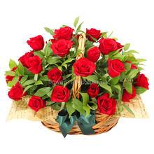 Корзина с красными розами с зеленью и декоративной упаковкой
