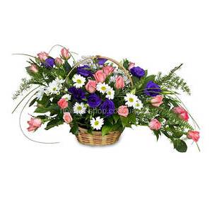 Композиция из розовых роз, фиолетовых эустом и хризантем в кашпо