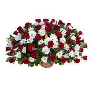 Большая корзина с розами, эустомой и хризантемами