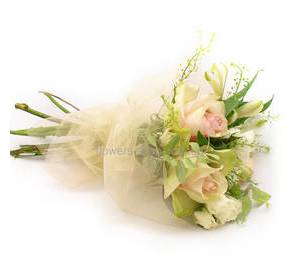 Букет кремовые розы и эустомы