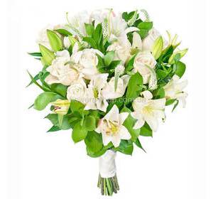 Букет из роз, белых лилий и вероники