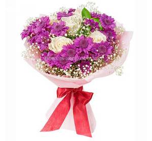 Букет из белых роз и хризантем, в декоративной упаковке