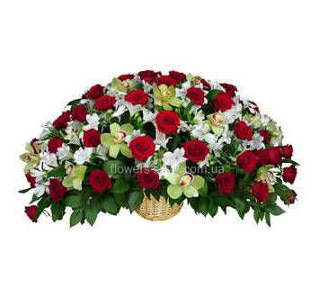 Композиция в корзине из красных роз, орхидей цимбидиум, альстромерий и зелени рускуса