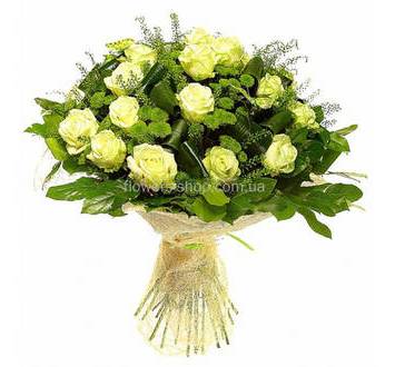 Букет из белых роз и зеленых хризантем в декоративной упаковке