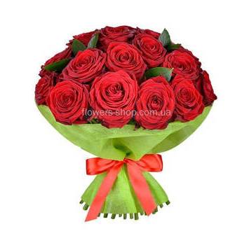 Круглый букет из красных роз в декоративной упаковке