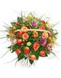 Оранжевые розы, брассика, белые эустомы и зелень в корзине