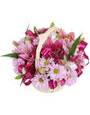 Цветочная корзина из розовых хризантем и лилий