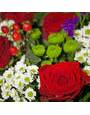 Красные розы, хризантемы и гиперикум