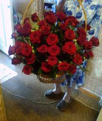Basket with red roses Prestige with order
