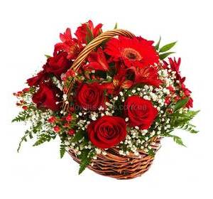 Корзина с красными цветами, розами, герберами, альстромериями, гиперикумом и гипсофилой