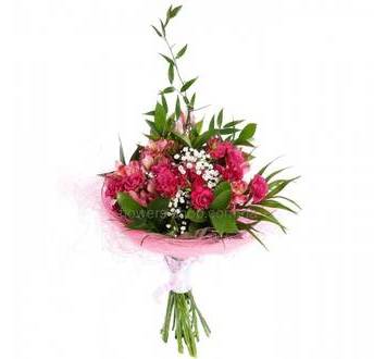 Букет из розовых роз и альстромерий, рускуса и листьев феникса