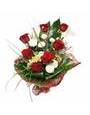 Букет из белых ирисов, роз Фридом, альстромерий, хризантем, лизиантусов, листьев монстеры и аспидистры