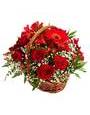 Корзина с красными цветами, розами, герберами, альстромериями, гиперикумом и гипсофилой