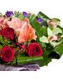 Гипеаструм и красные розы, орхидея цимбидиум и эустома в одном букете